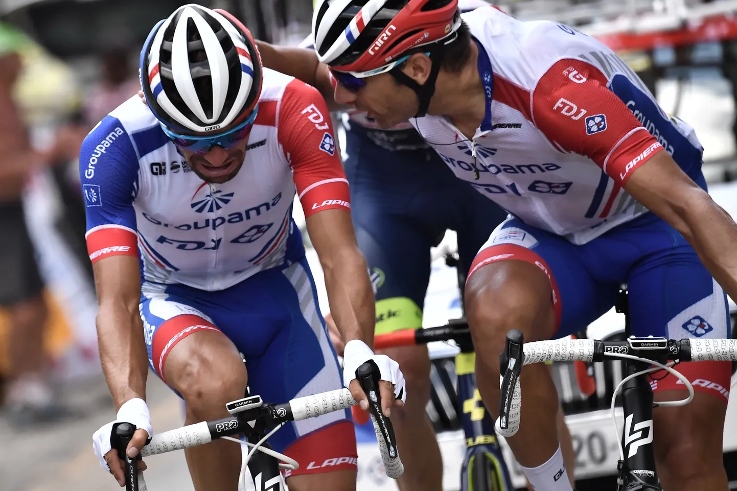 Prantsusmaa rattur Thibaut Pinot (vasakul)