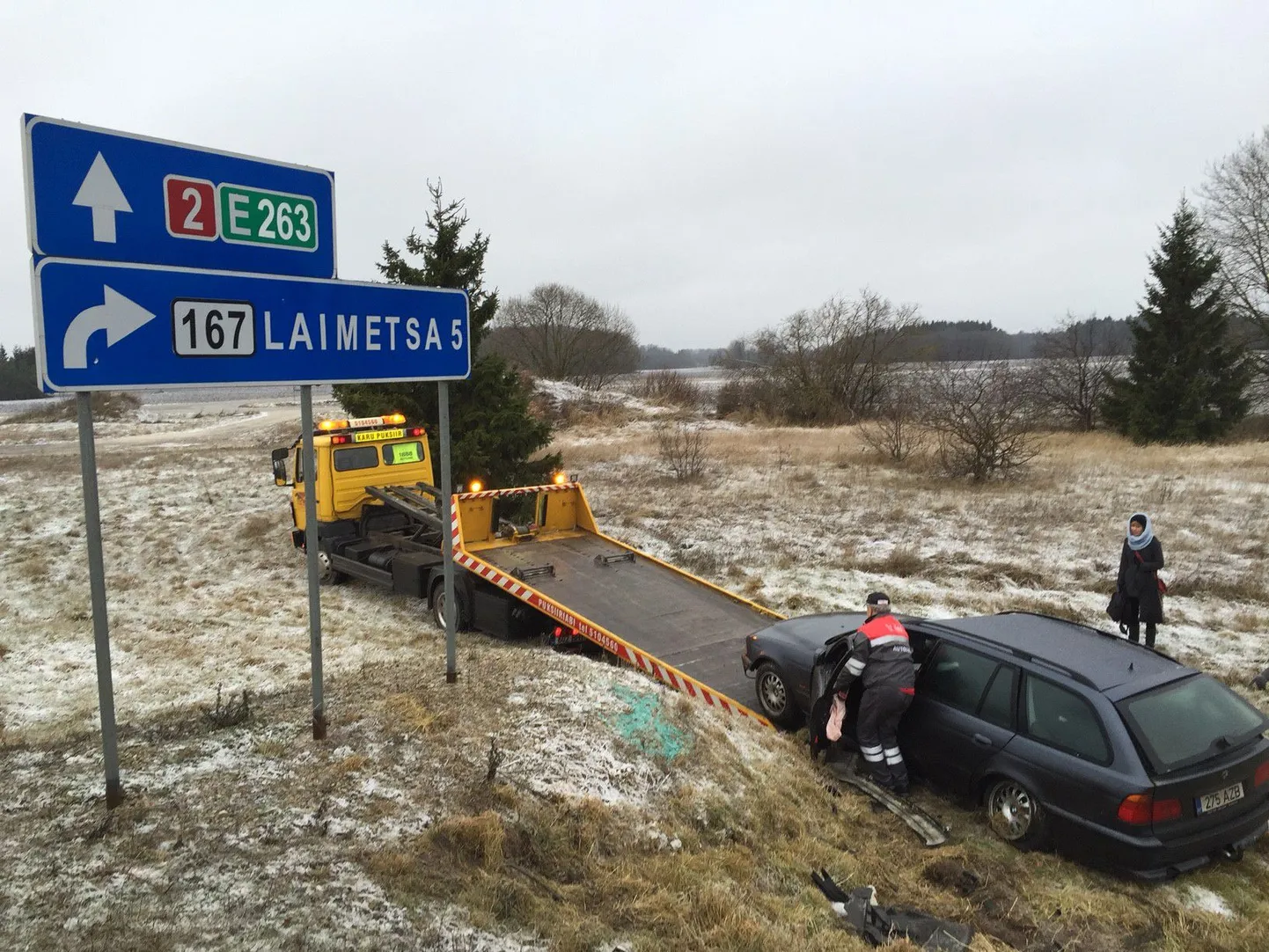 See BMW sõitis kraavi eile hommikul Tallinna–Tartu maantee 106. kilomeetril. Kolm autos olnud inimest pääsesid kriimustustega.