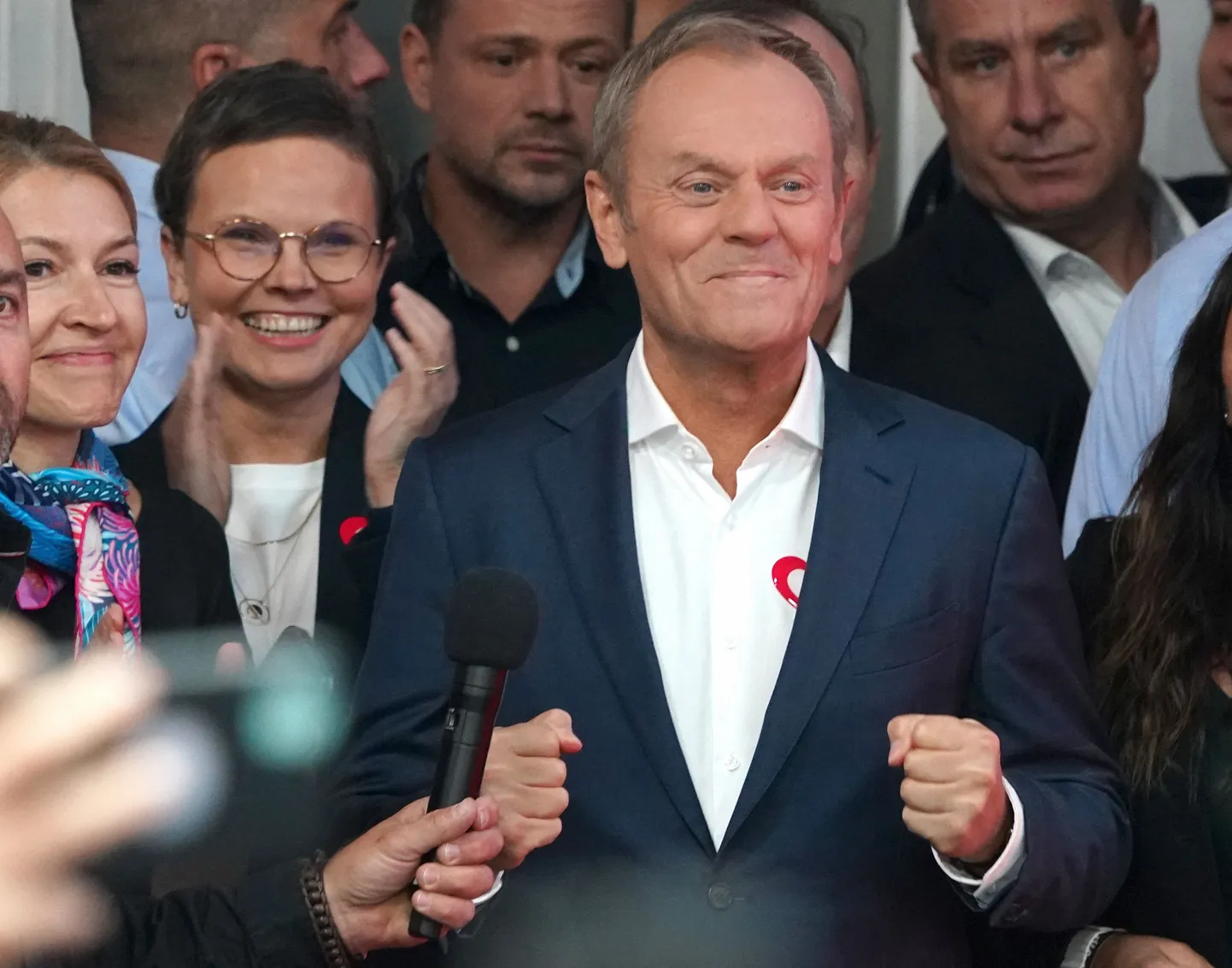Polijas galvenais opozīcijas līderis, bijušais premjerministrs un centriskā Pilsoniskās koalīcijas bloka vadītājs Donalds Tusks uzrunā atbalstītājus partijas galvenajā mītnē Varšavā