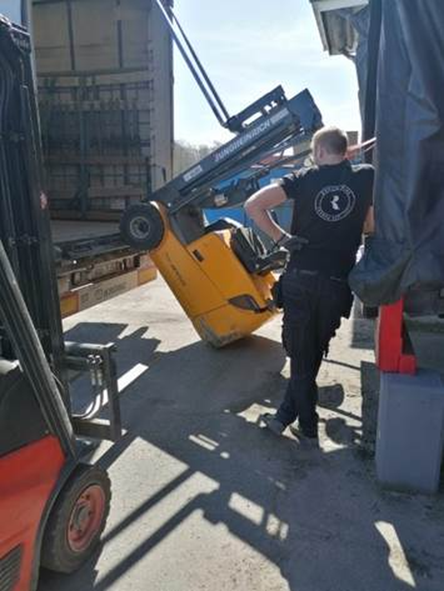 В Швеции из прицепа эстонского тягача выпал вилочный погрузчик вместе с водителем.