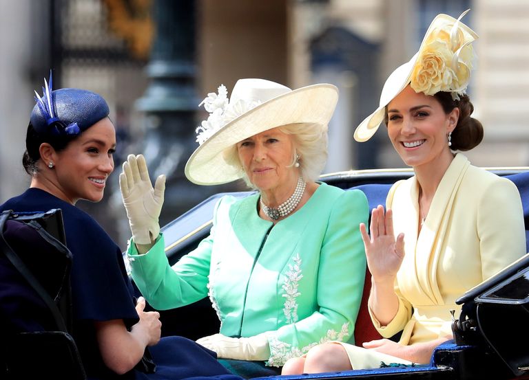 Sussexi hertsoginna Meghan (vasakul), Cornwalli hertsoginna Camilla ja Cambridge'i hertsoginna Catherine (paremal) Trooping the Colouri paraadil