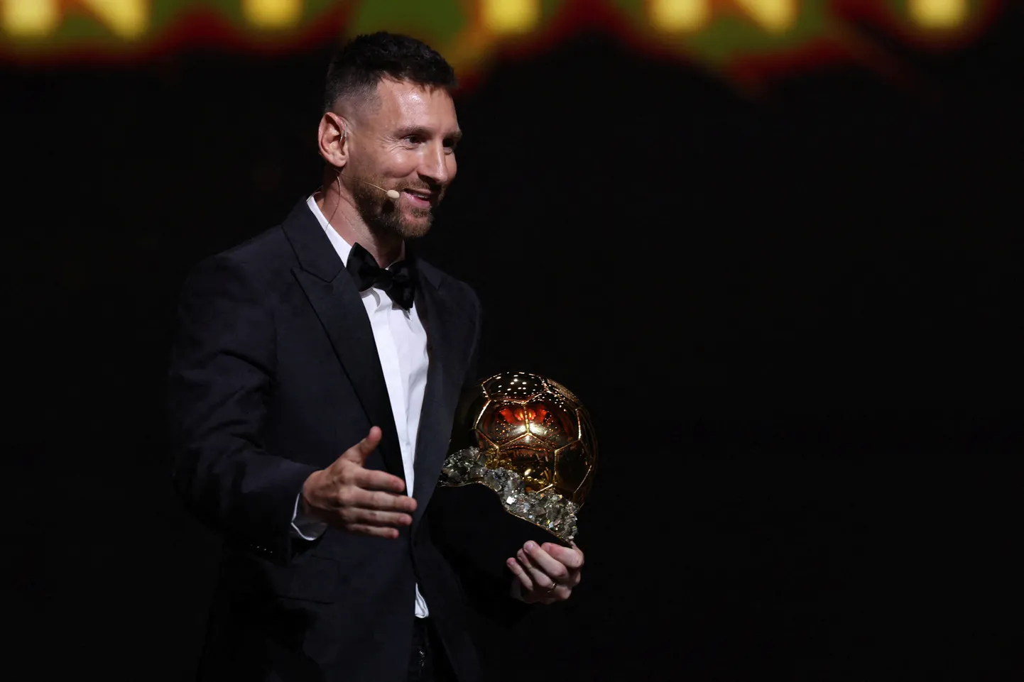Lionel Messi parimale jalgpallurile mõeldud kuldse jalgpalliga.