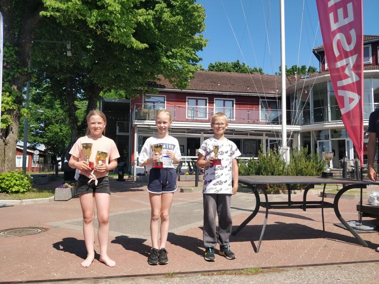 Pärnu jahtklubi purjespordikooli treenerite kasvandik Aron Poolma (paremal) pidi kodusel regatil tunnistma vaid pealinna piiga Elle Marie Kanguri (vasakul) ja saarlanna Trinette Välissoni (keskel) paremust.