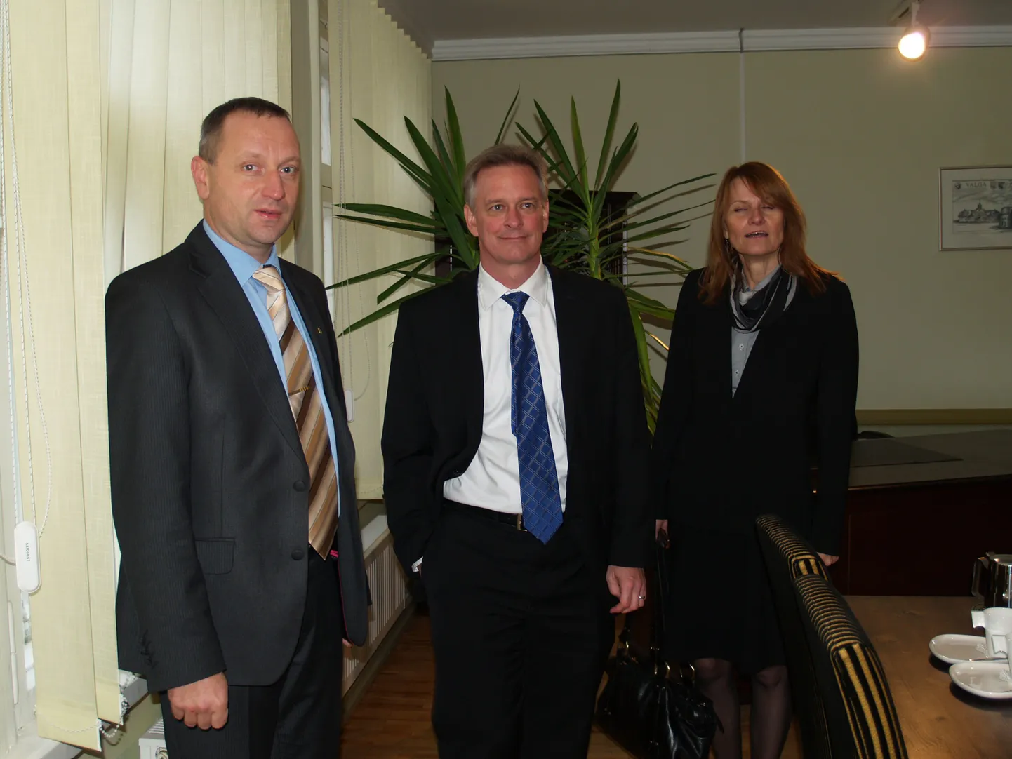 Pildil vasakult: Kalev Härk, Michael Bradecamp ja Kai Kass kohtumisel Valga raekojas.