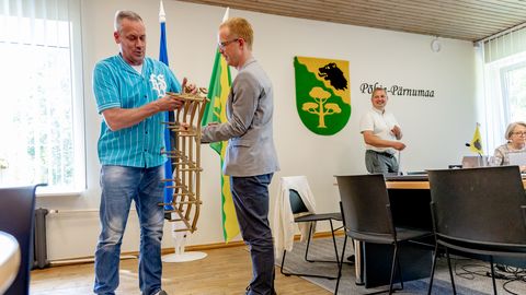 GALERII ⟩ Põhja-Pärnumaa vallavanemaks valitud Kaarel Ojale kingiti kuldne äke