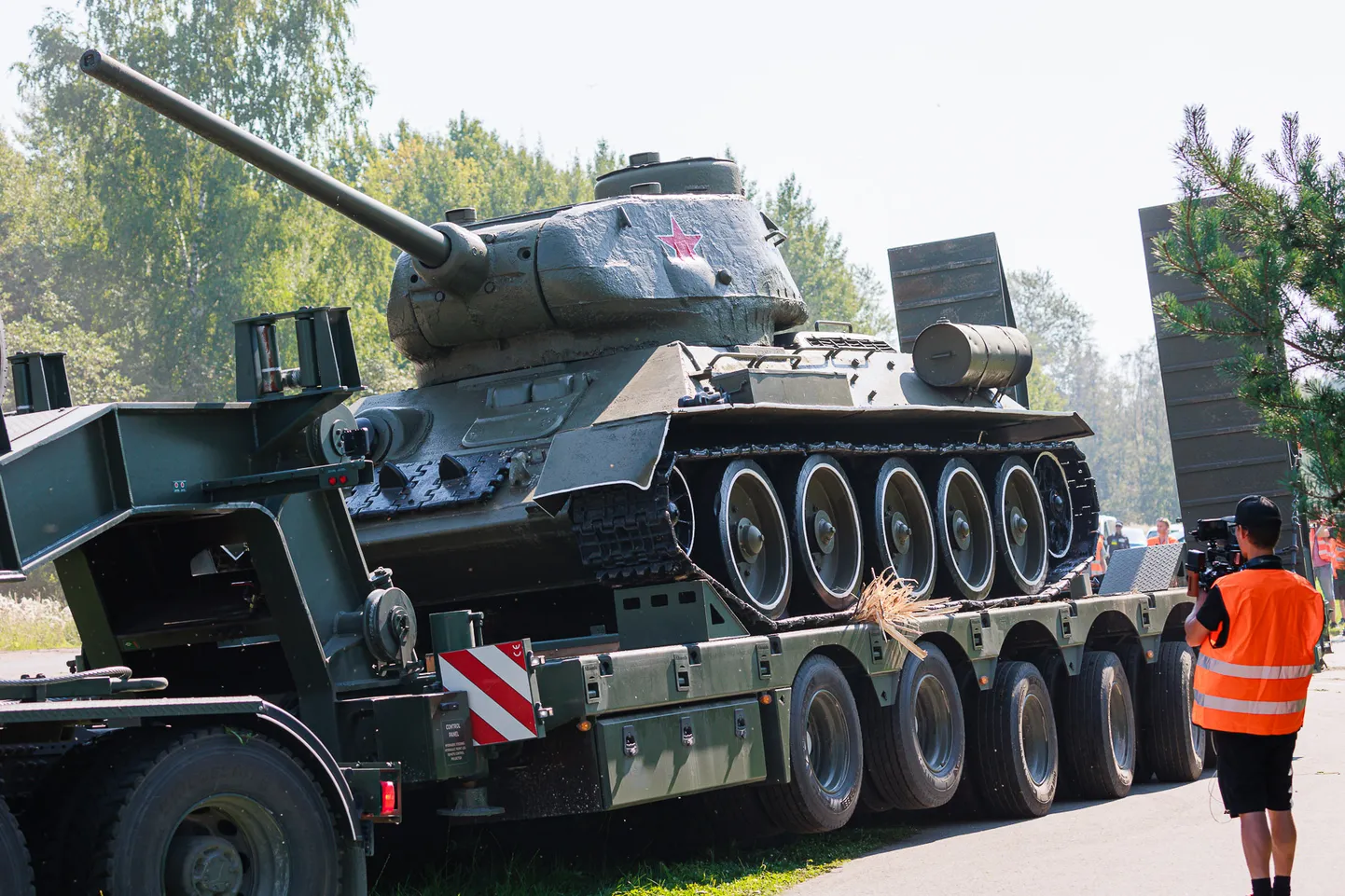 В Нарве 16 августа демонтировали памятник "Танк Т-34" и другие военные советские памятники.