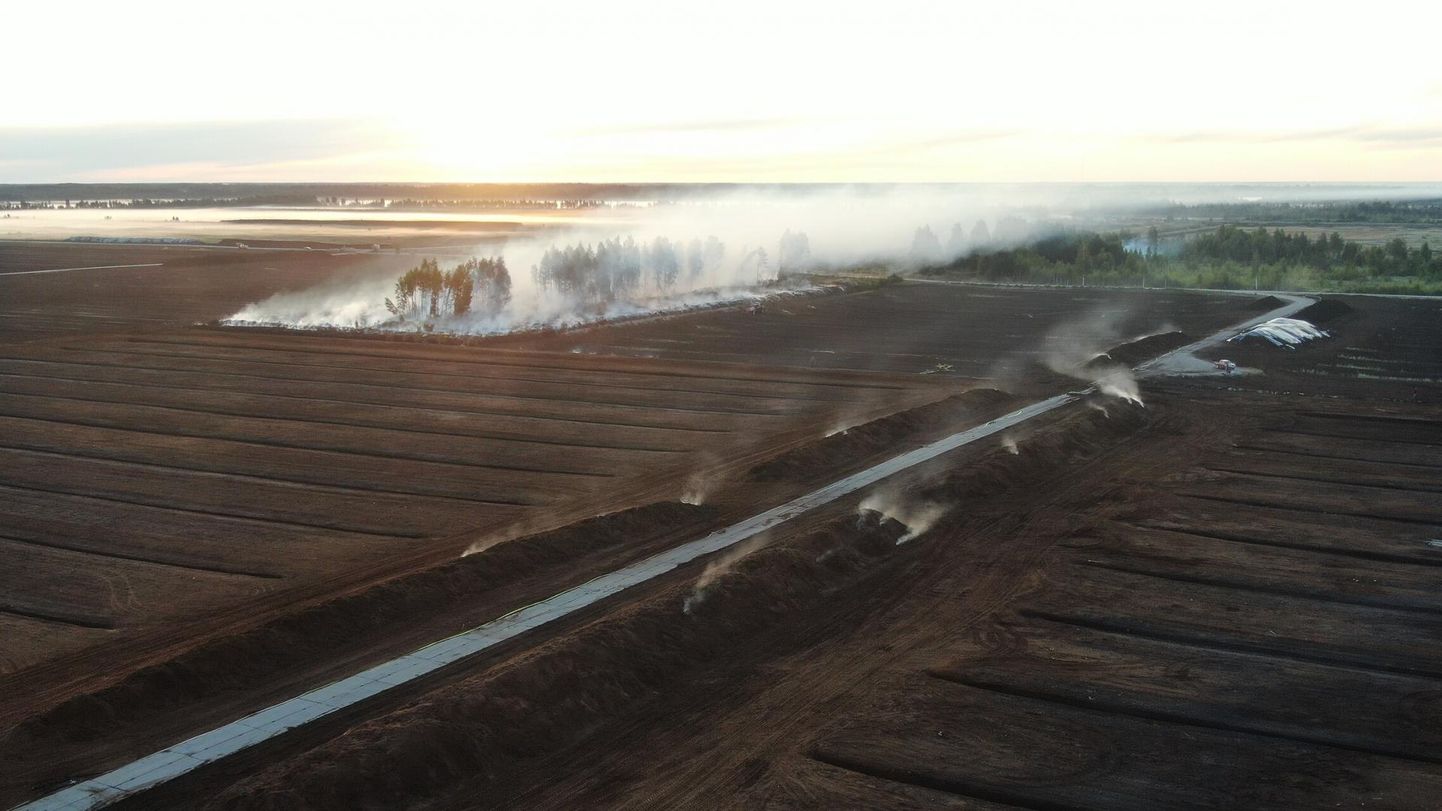 Päästjad on saanud teisipäeval süttinud Lavassaare turbatootmisala põlengu kontrolli alla ja täna hommikul oli põlenguala suurus kaks hektarit.