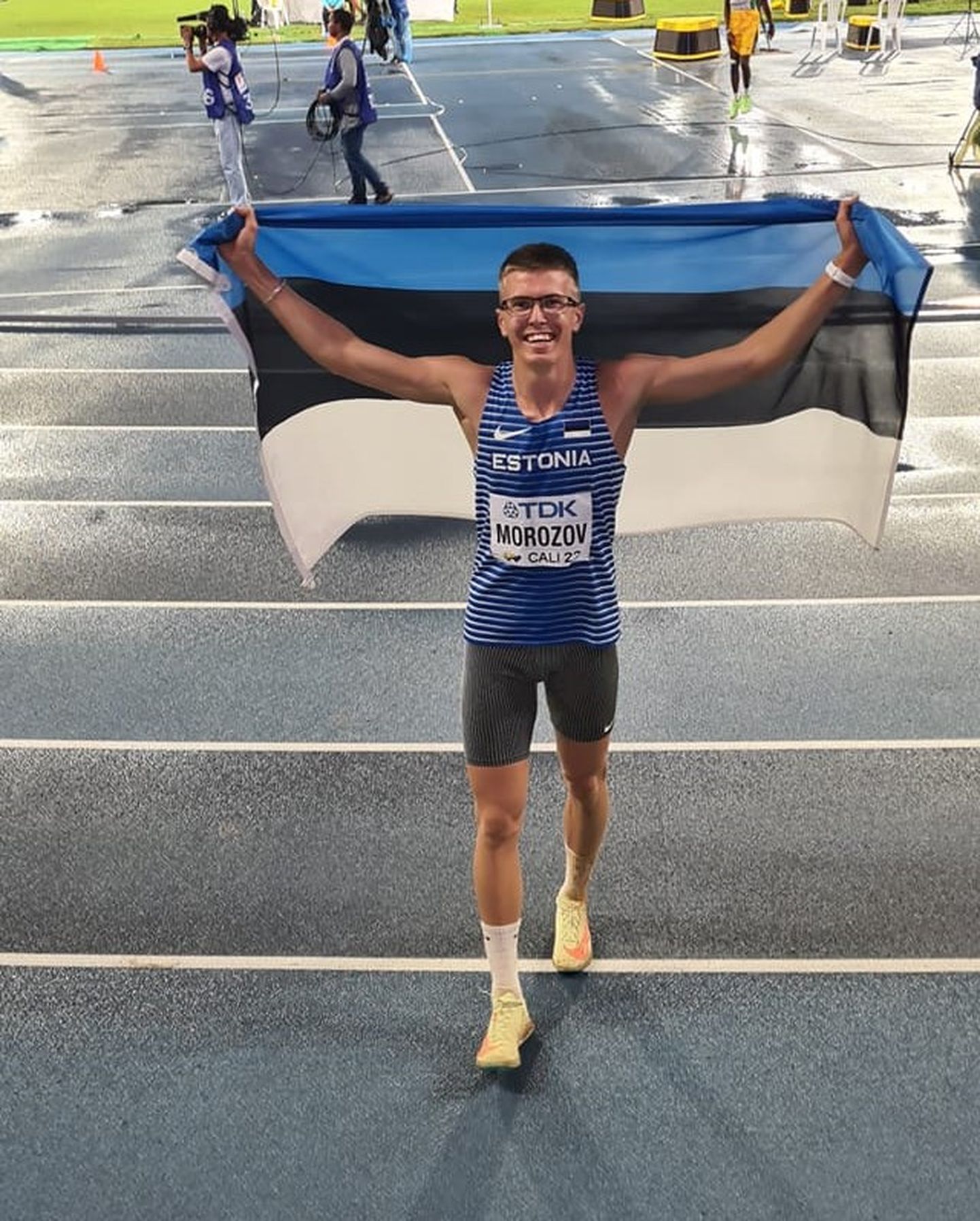 Viktor Morozov juubeldamas Eesti lipuga tänavu augusti alguses Kolumbia linna Cali staadionil, kus ta võitis juunioride maailmameistrivõistlustel kolmikhüppes pronksmedali.