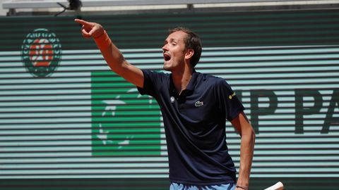 VIDEO ⟩ Prantsusmaa lahtiste avaringis kaotanud Venemaa tennisetäht vaidles mängu ajal abikaasaga