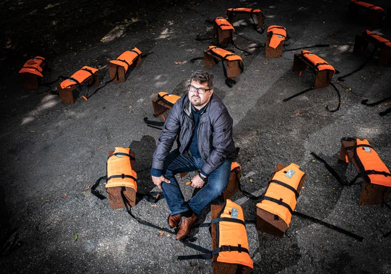Anders Härm EKKMis näitusel XENOS. Pildil Neeme Külma teosega «28 palvet».