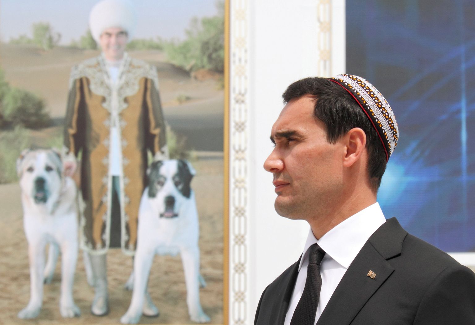Türkmenistani asepeaminister Serdar Berdõmuhhamedov, keda peetakse tema isa, president Gurbangulõ Berdõmuhhamedovi (taustal) mantlipärijaks.