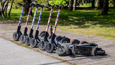 FOTO ⟩ Rae valla parki püstitati elektritõukerattaid keelav märk. «Hea algatus, ent kuidas teostatakse kontrolli?»