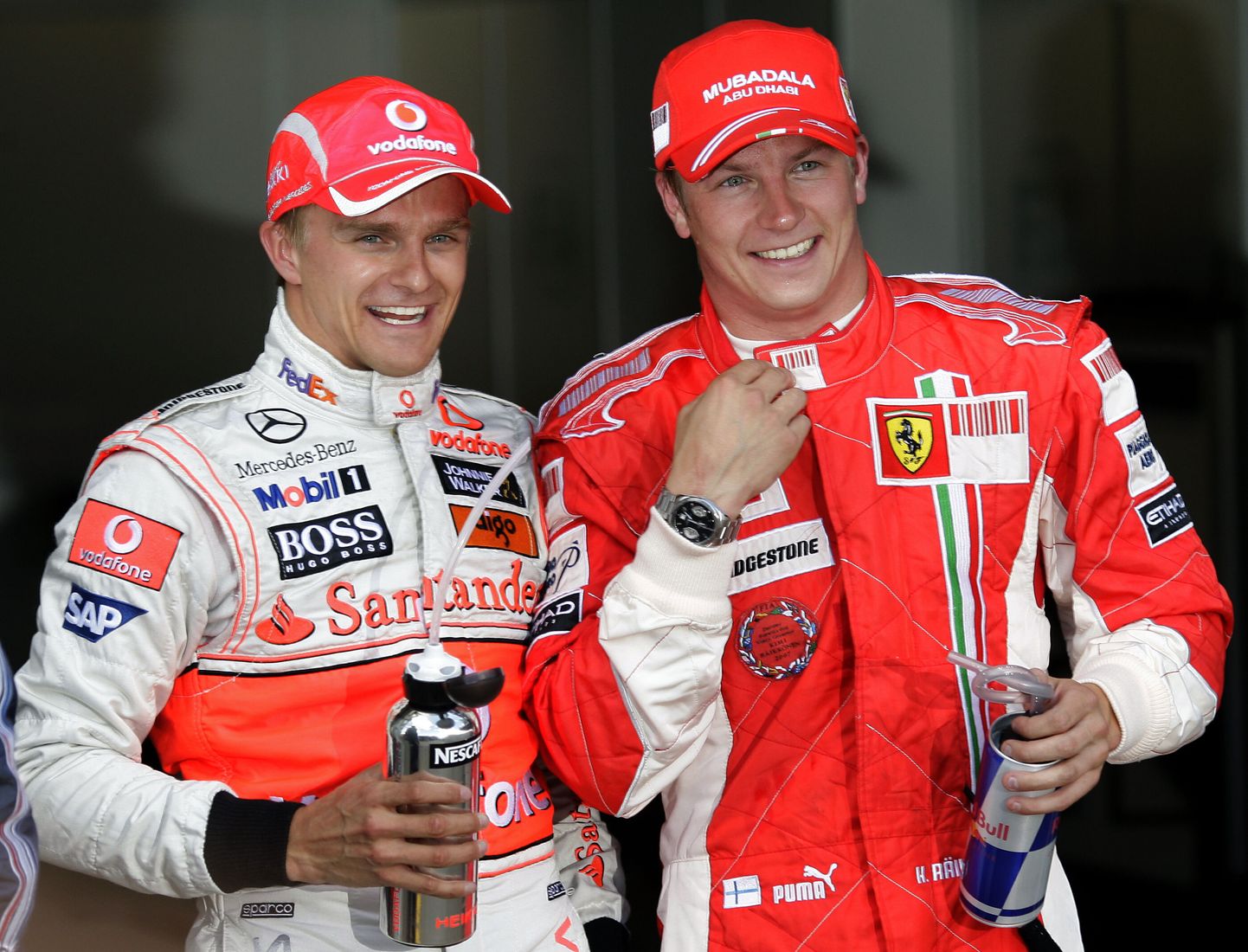 Heikki Kovalainen (vasakul) 2008. aastal koos Kimi Räikköneninga.