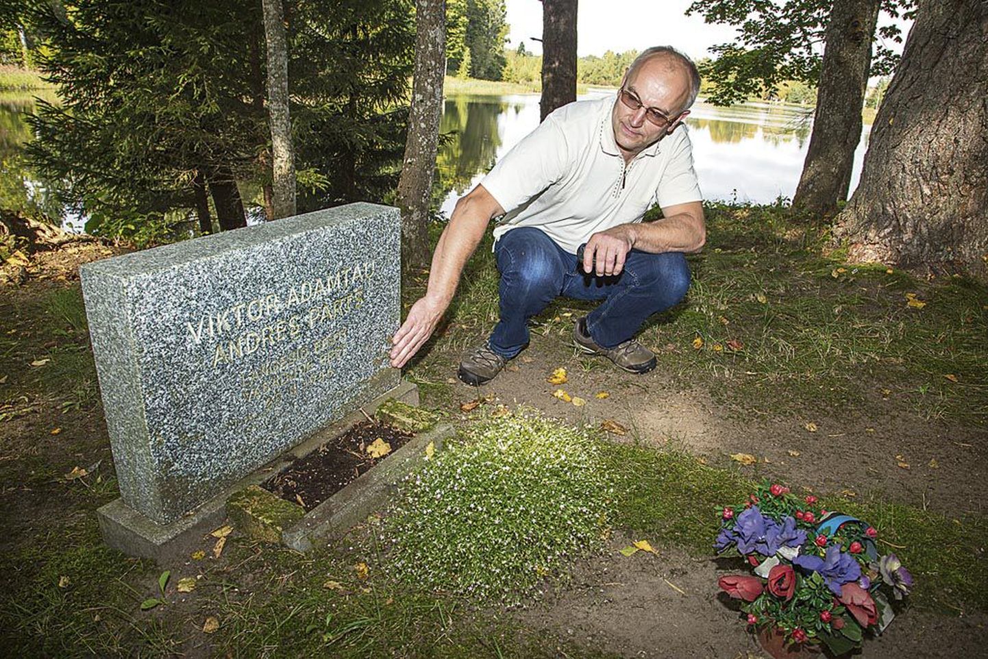 Kaikopli talu õues näitab Saarde valla maakorraldaja Martti Rooden mälestuskivi, mis on paigaldatud ajalehe Eestlane väljaandjate Viktor Adamtau ja Andres Partsi hauale.