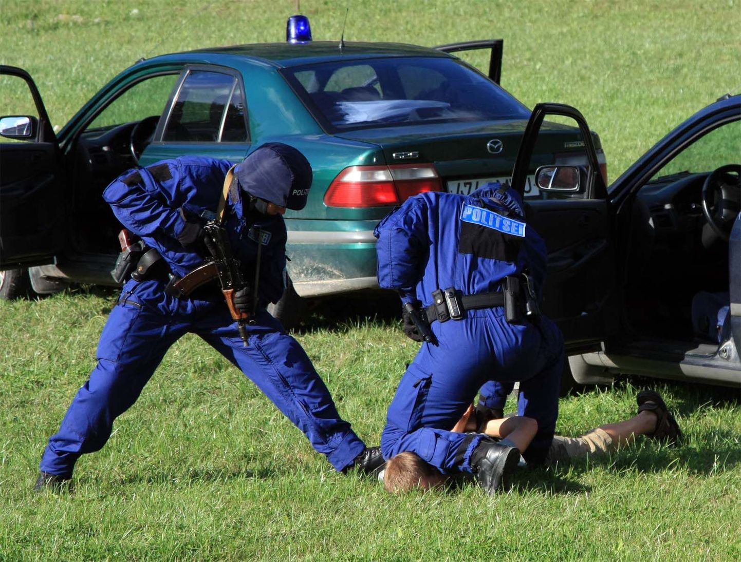 Politsei demontstreerib "kurjategijate" kinnivõtmist. Foto on illustratiivne.