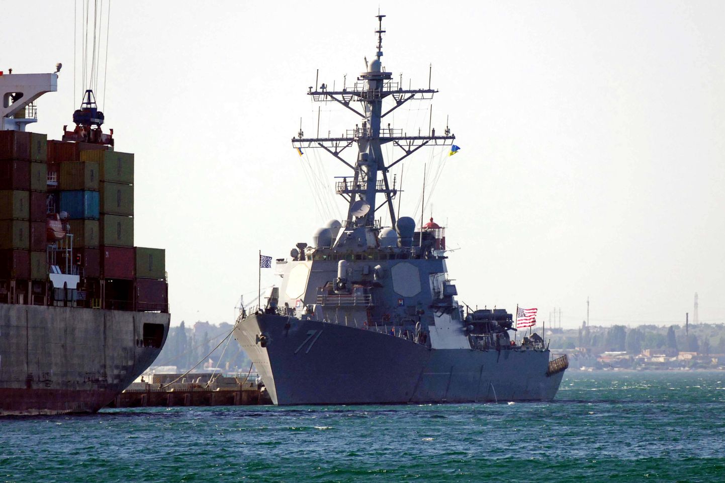 Американский ракетный эсминец USS Ross в порту Одессы.