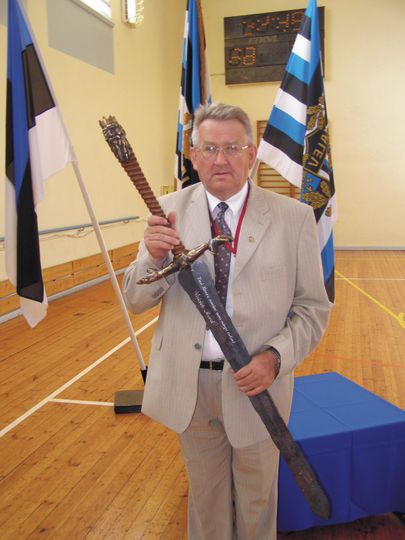 От спортивного общества "Kalev" Валдек Мурд получил большой меч в награду за соблюдение принципов честной игры.