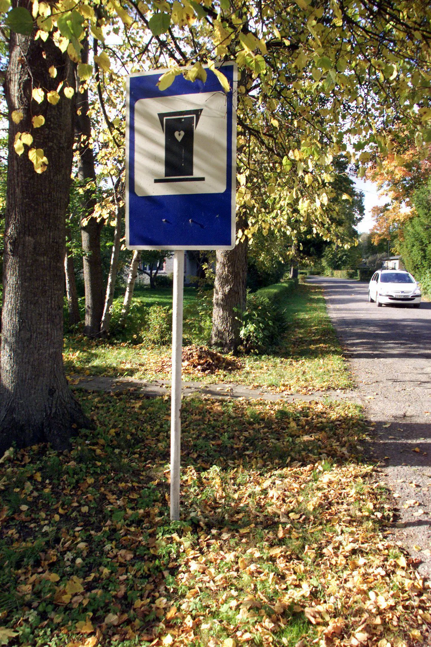 Isegi liiklusmärgi juhatavad inimesi kuivkäimlatesse.