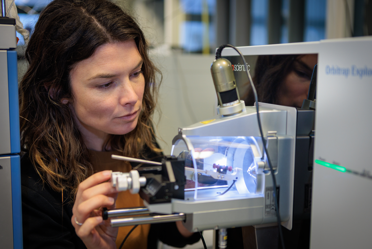 Kelly Stecker tegeleb uurimistööga biomolekulaarse massispektromeetria laboris.