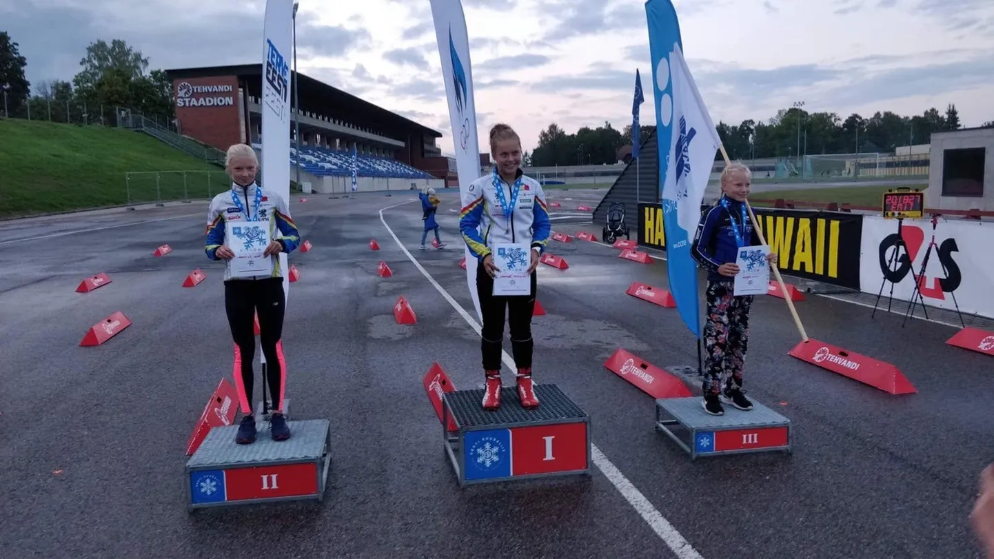 Vanuseklassi N16 parimad (vasakult): teise koha sai Anni Lii Unn (Karupesa Team), esimeseks tuli Margaret Peterson (Karupesa Team) ja kolmandaks sõitis end Gerda Kivil (Tartu Suusaklubi).
