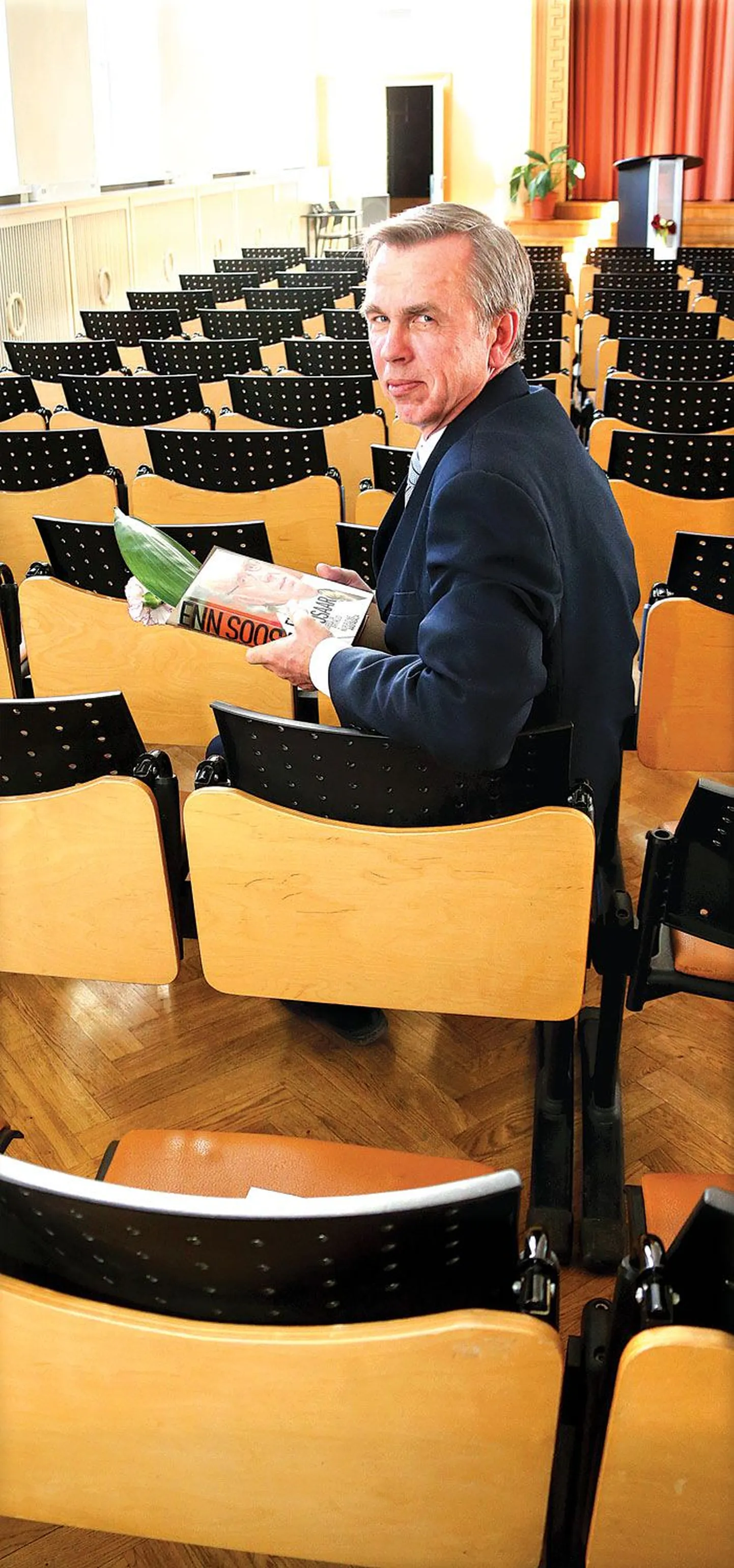 Kalle Muuli eile pärast preemia üleandmist Tallinna Ülikooli aulas.