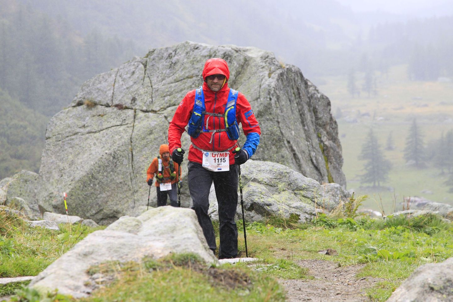 Mart Einasto tõusmas jõuproovi teise poole algul külmas vihmas ja tuules 2537 meetri kõrgusele Grand Col Ferret' kurule Itaalia-Šveitsi piiril.