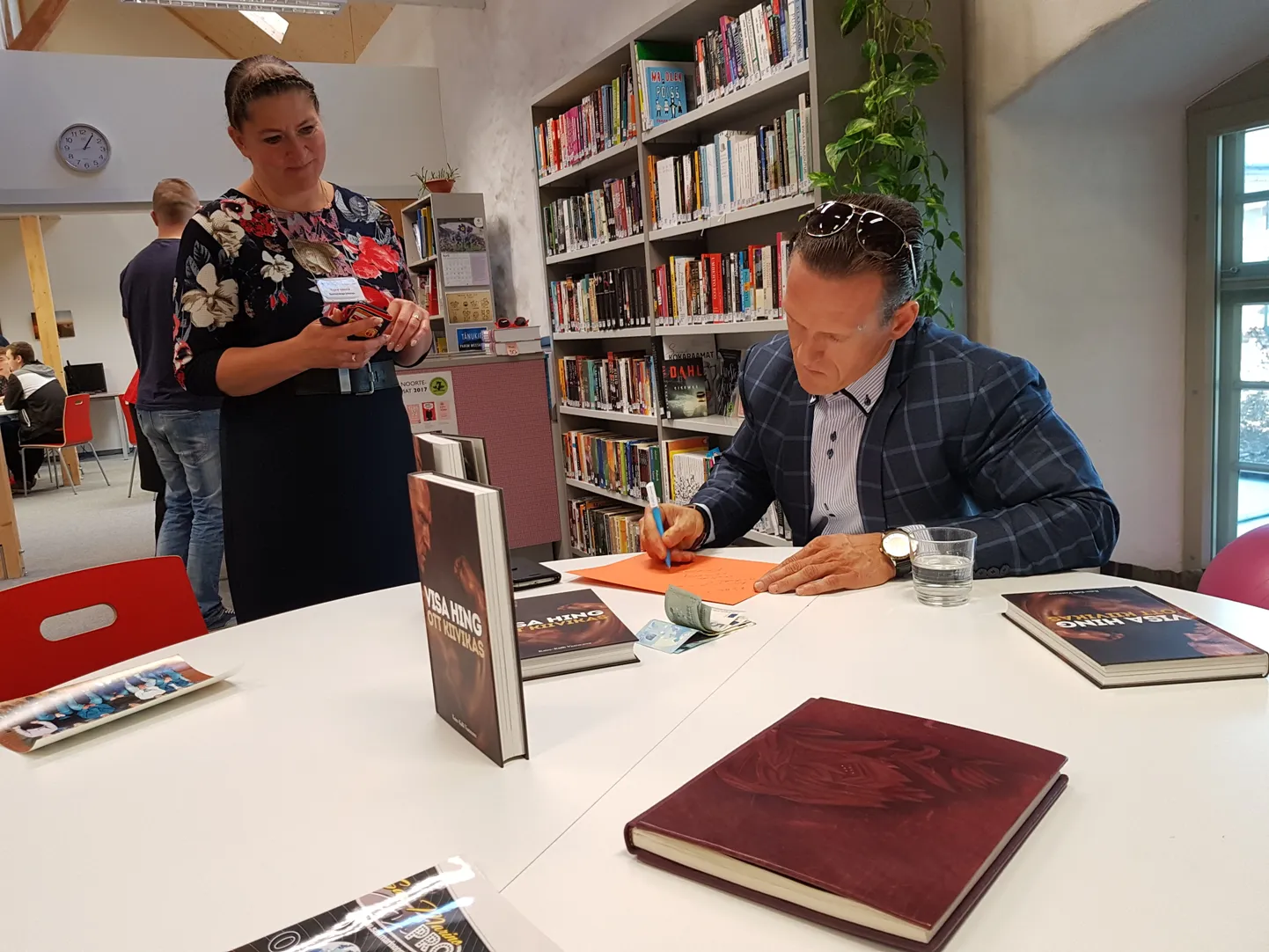 Ott Kiivikas käis neljapäeval Viljandi kutseõppekeskuses, kus jagas autogramme ja andis noortele pisikese loengu motivatsioonist ja eesmärkide püstitamisest.