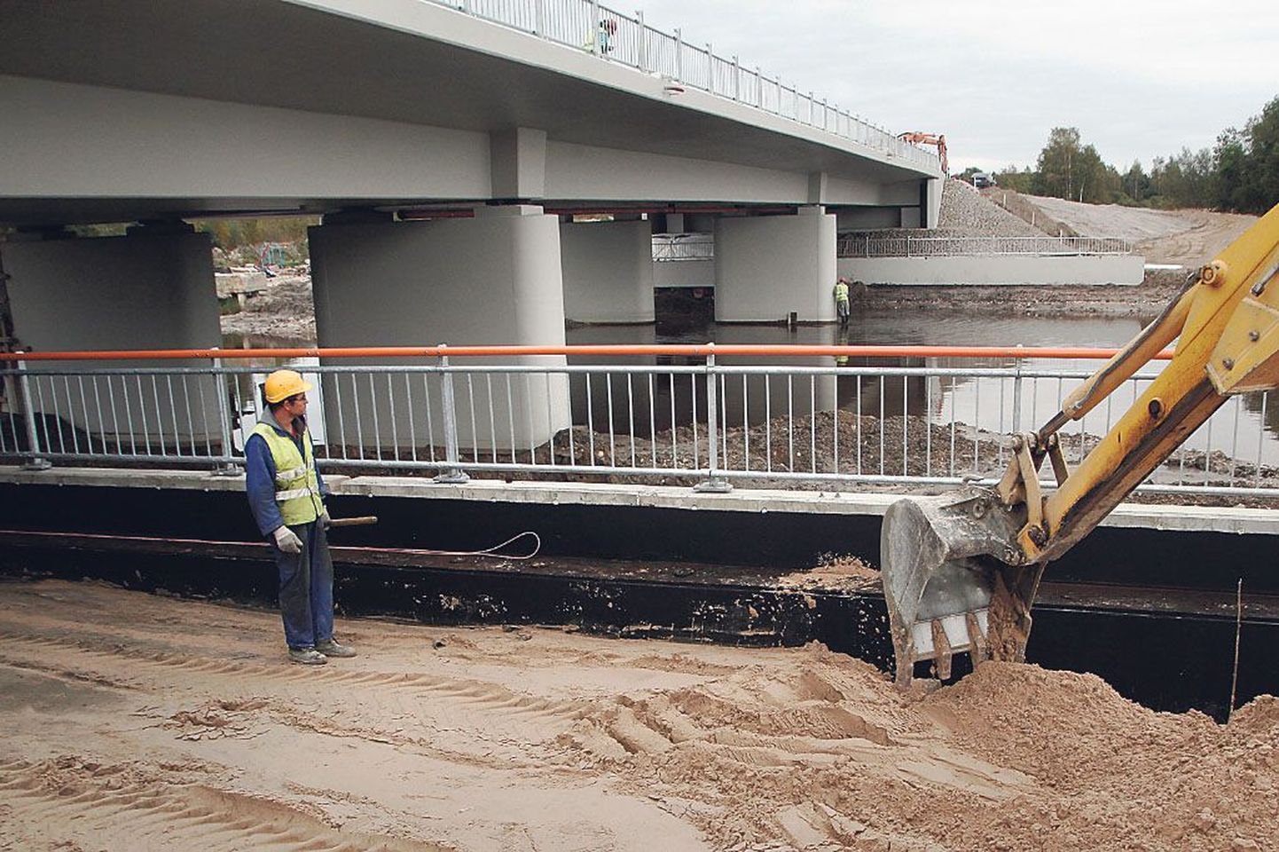 Miljonite eest ehitatud sillal jätkub lahedasti ruumi nii autodele, jalakäijatele kui jalgratturitele.