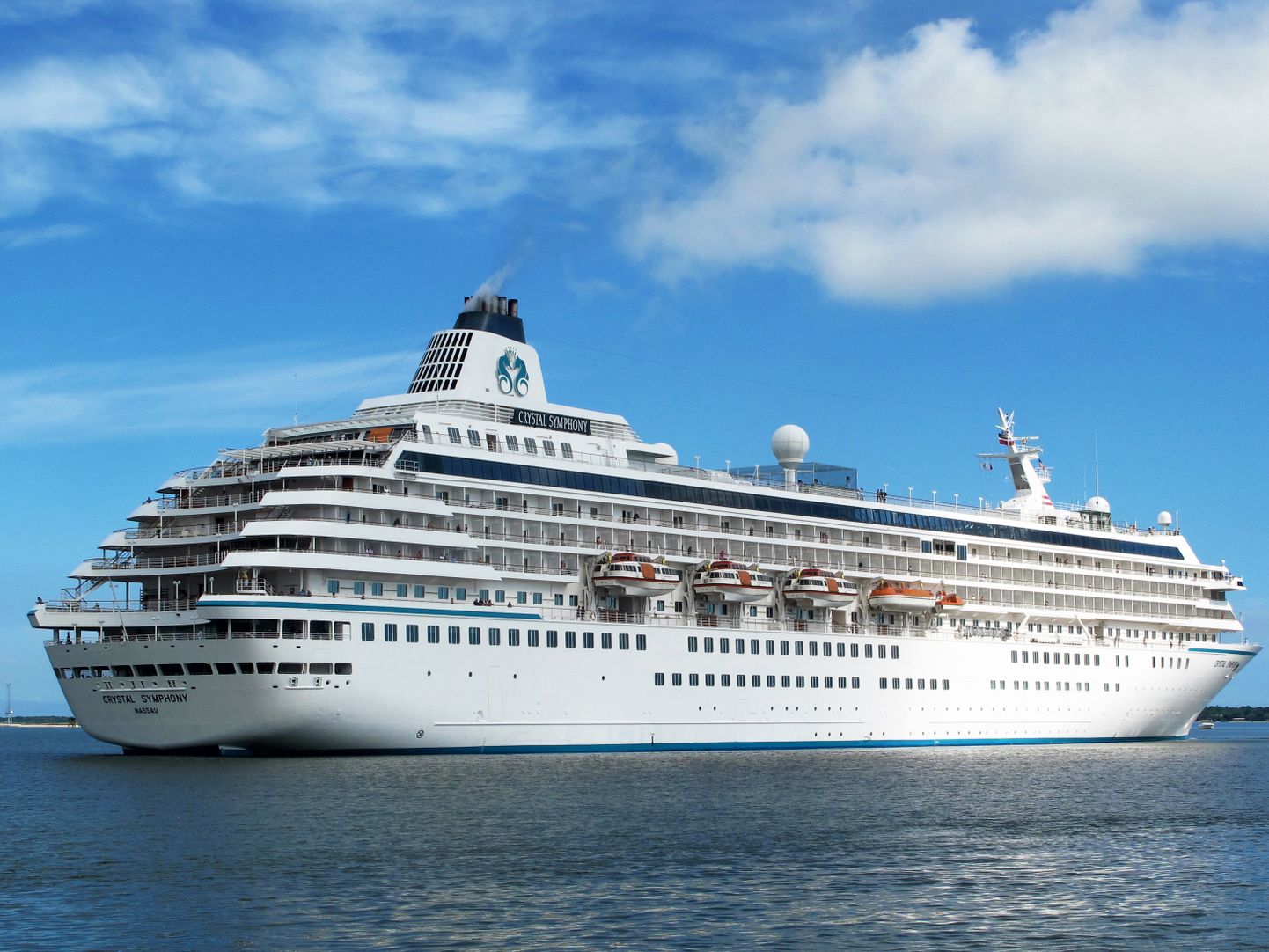 USA föderaalagendid arestisid Bahama saarestiku vetes valdusfirmale Genting Hong Kong kuuluva ristlusfirma Crystal Cruises laeva Crystal Symphony. USA kütusemüüja nõuab laevafirmalt tasumata 4,6 miljoni dollari suuruse kütusearve maksmist.
