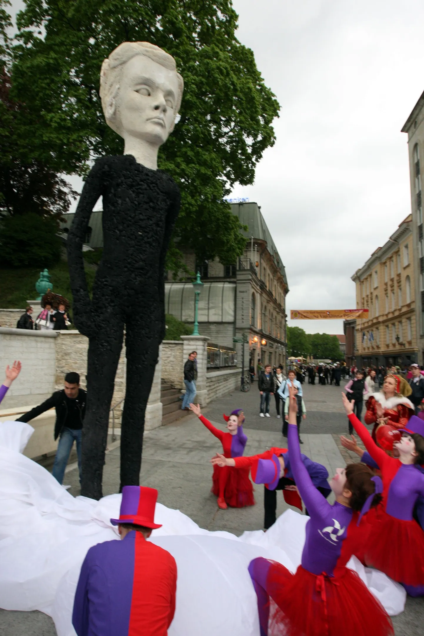 XXX Tallinna Vanalinna Päevad toimuvad 28. mai 2011 - 5. juuni 2011. XXX Tallinna Vanalinna Päevade tunnuslauseks on „Avatud südamega linn“. Vahuskulptuur - poeet Juhan Viiding
