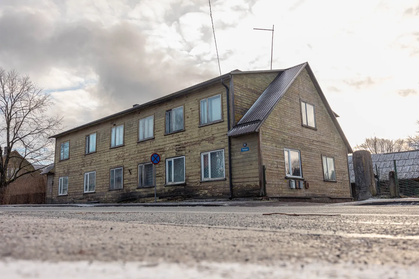 Sellest Tõrvas Valga tänaval asuvast majast leiti noahaavadega mehe surnukeha.