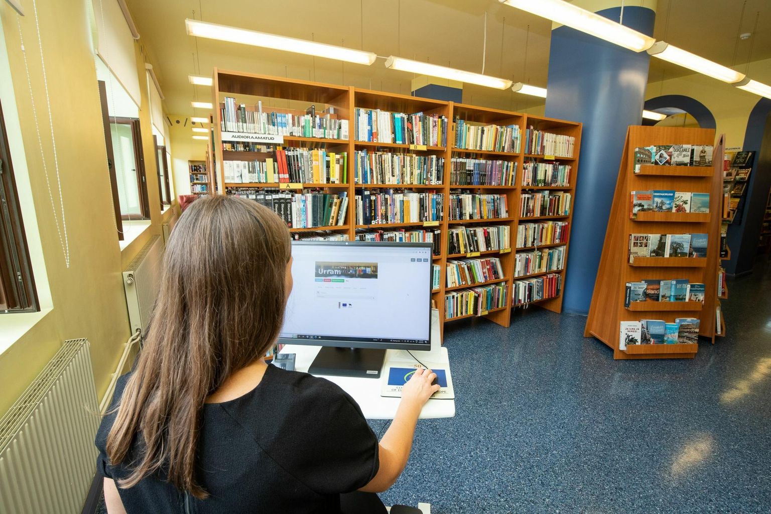Lääne-Viru keskraamatukogus vesteldakse veebiturvalisusest.