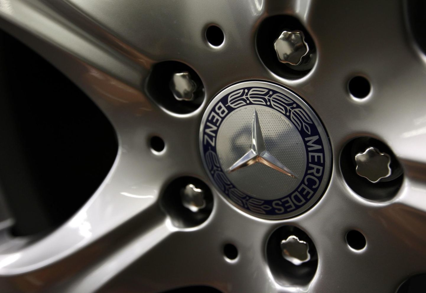 Daimler AG gruppi kuuluva Mercedes-Benzi logoga valuvelg.