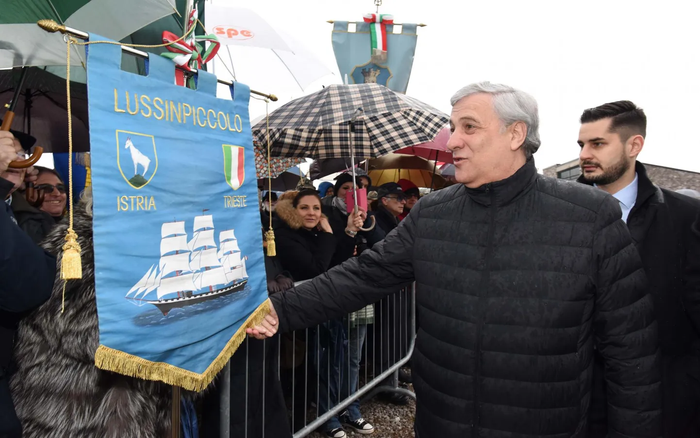 Euroopa Parlamendi itaallasest president Antonio Tajani eelmisel pühapäeval kohe Sloveenia piiri ääres asuvas Triestes, kus mälestati Jugoslaavia partisanide Teise maailmasõja järel toime pandud itaallaste massimõrva Istrias ja Dalmaatsias.