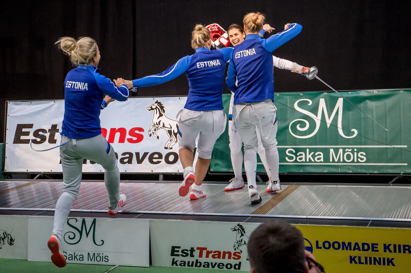 Erika Kirpu (vasakul), Kristina Kuusk, Katrina Lehis tormavad õnnitlema epeenaiskonna liidrit Irina Embrichi. Epeenaised on suured medalilootused ka sel aastal.