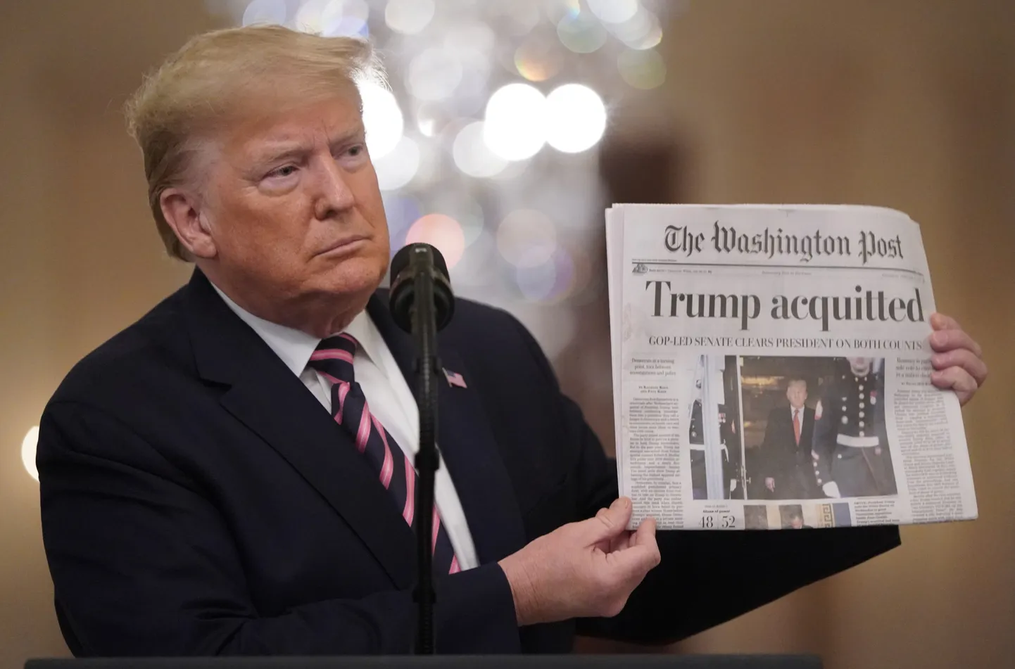 Trump hoiab käes Washington Posti esikülge, kus on kirjas ,,Trump õigeks mõistetud''.