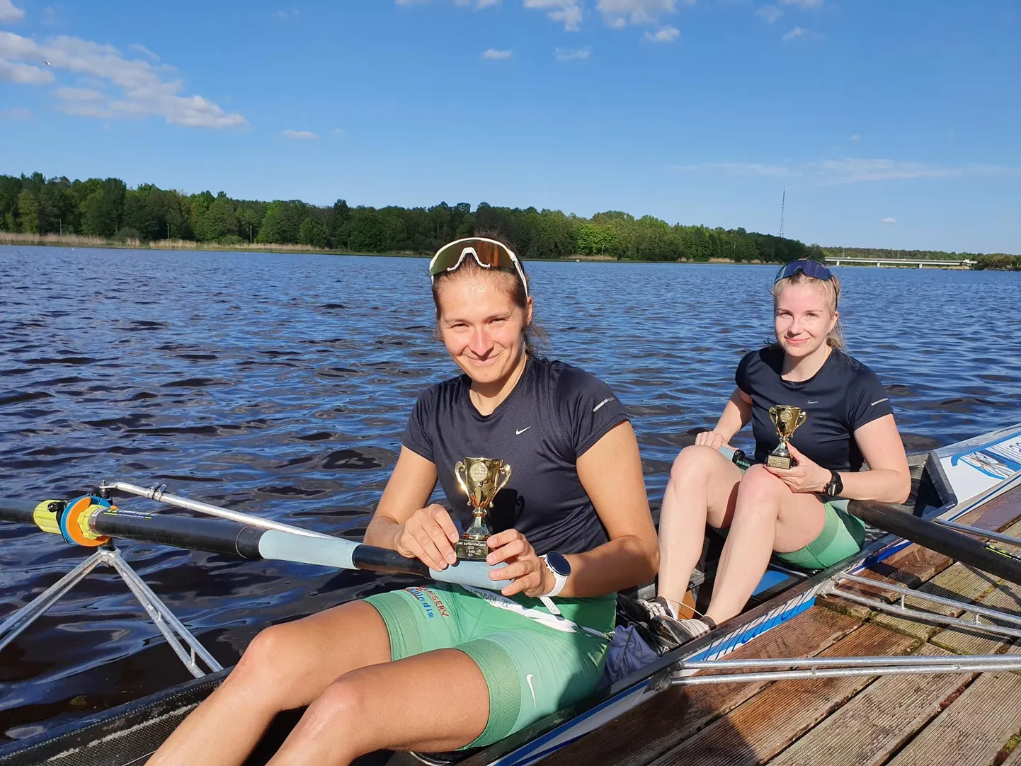 Värsked karikavõitjad naiste roolijata kahepaadil Krete Koovit ja Erli Mat