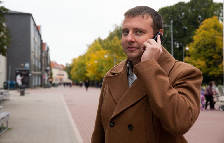 Машинист Виталий Данилюк не пользуется смартфоном, поскольку у него нет возможности его постоянно заряжать.