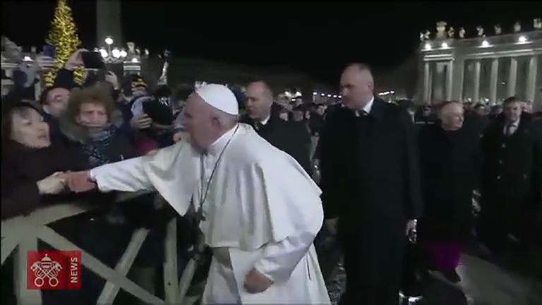 Kaader videost, millel on näha, kuidas üks naine haarab paavsti käest ega taha seda lahti lasta