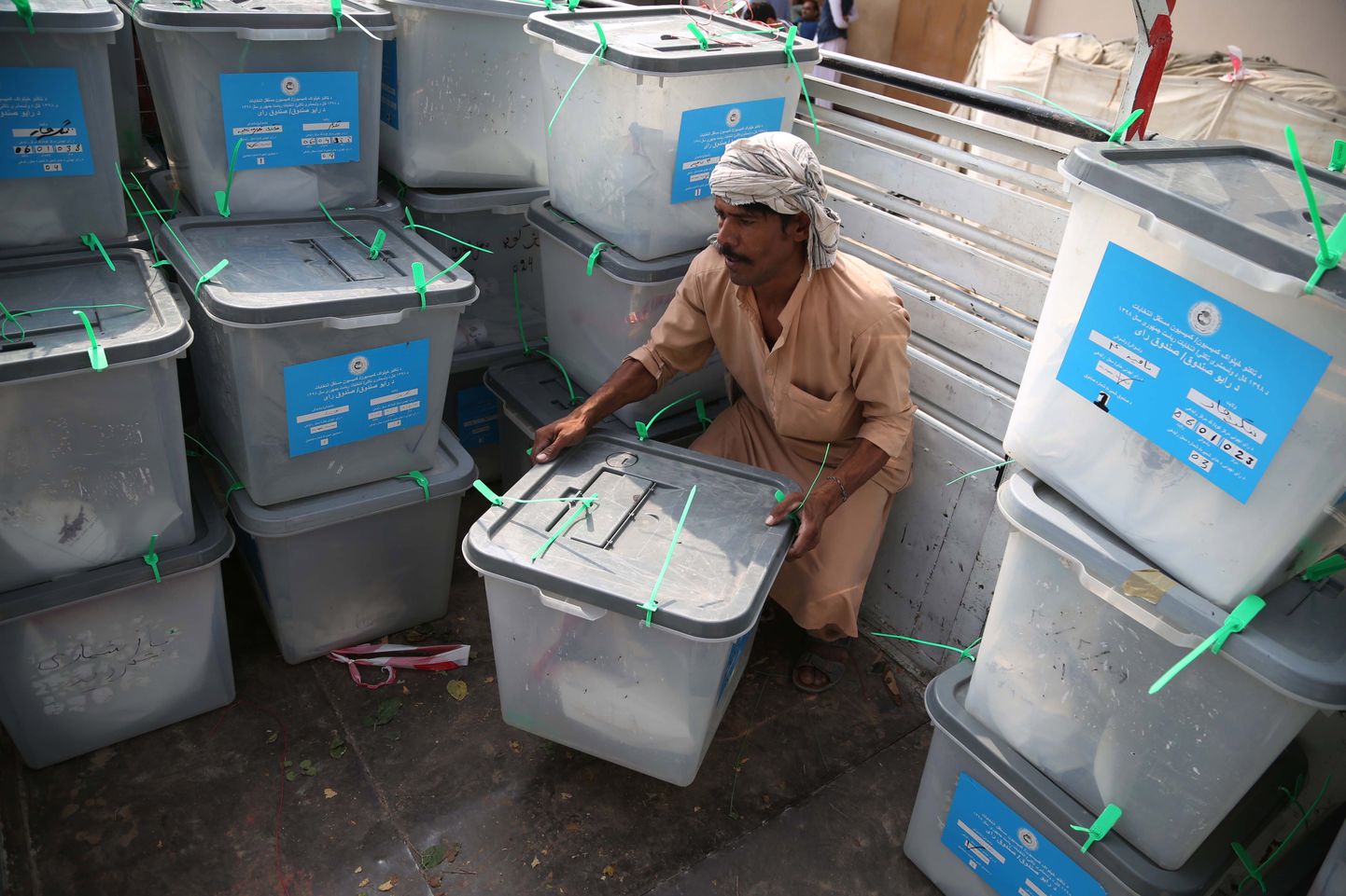 Jalalabadi valimisametnikud viimas päev pärast 28. septembri presidendivalimisi valimiskaste Afganistani keskvalimiskomisjoni lattu.