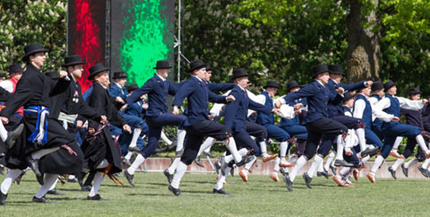 III Eesti meeste tantsupidu tõi Rakvere staadionile üle 3000 mehe.