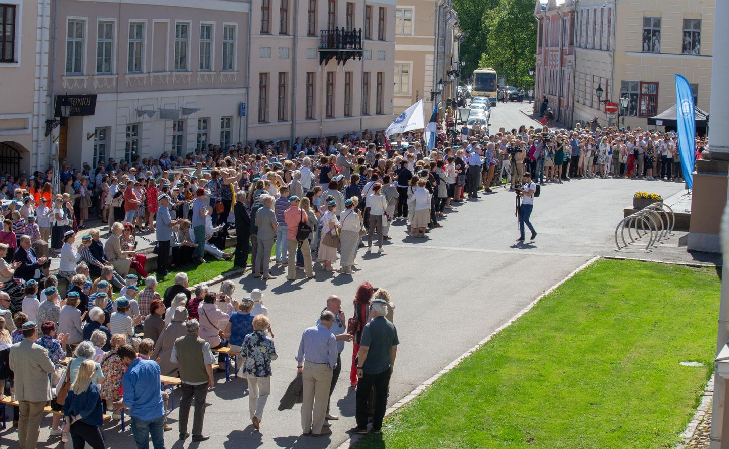 Vilistlaste kokkutuleku avamiseks kogunes rahvas ülikooli peahoone ette. Tartusse tulnuid oli sel päeval ühtekokku tublisti üle 2000.