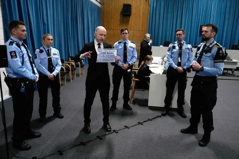 Андерс Брейвик в суде 19 ноября 2024 года. Террорист, убивший 77 человек, просит об условно-досрочном освобождении. В суд мужчина пришел с выбритой на голове буквой Z и плакатом с требованием создать в России "центр для убежища".