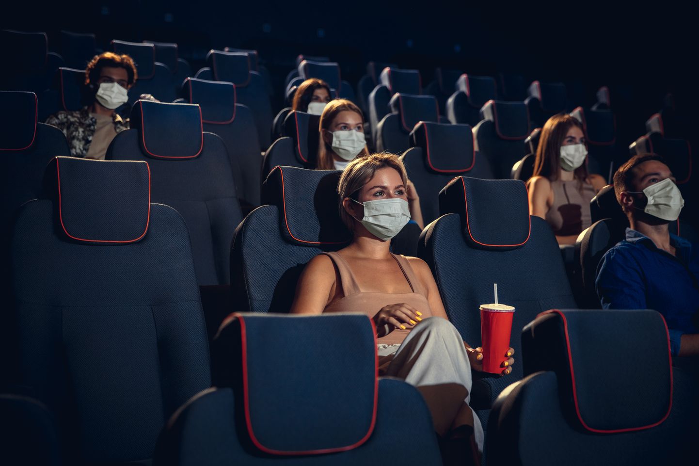 Skatītāji maskās kinoteātrī. Ilustratīvs attēls.