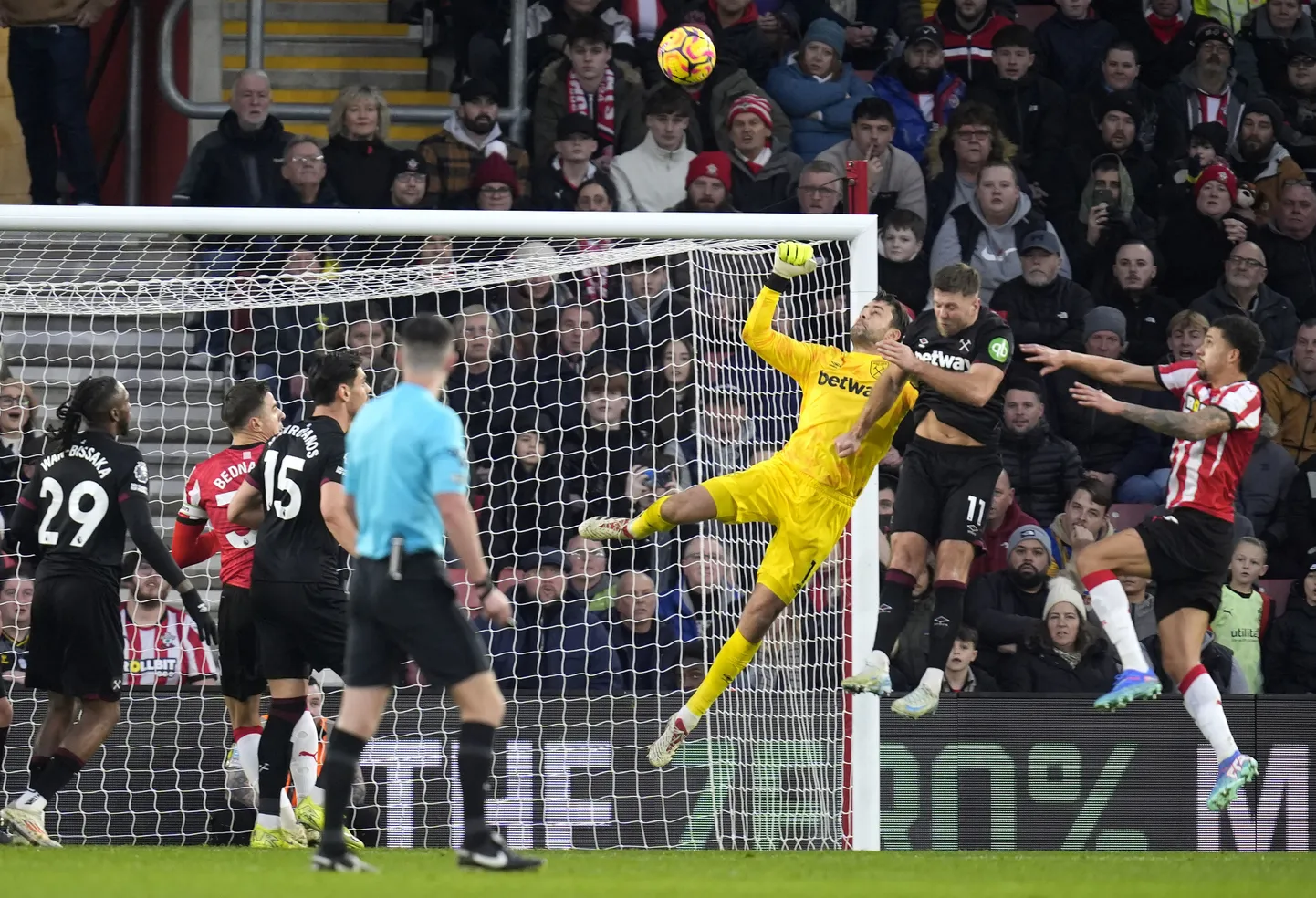 West Ham Unitedi väravavaht Łukasz Fabiański (kollases).