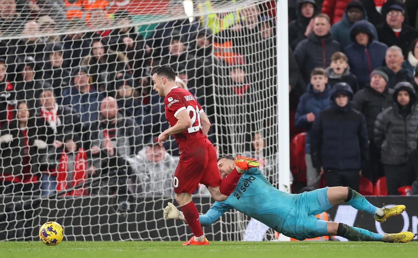 Diogo Jota (punases) teenis Liverpoolile penalti.