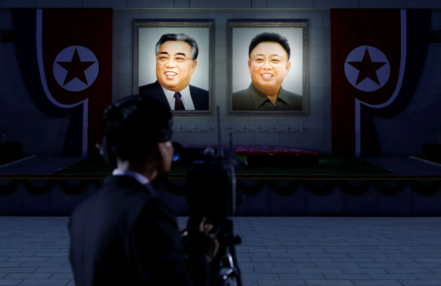 Kim Il-sungi ja Kim Jong-ili portreed Pyongyangi peaväljakul