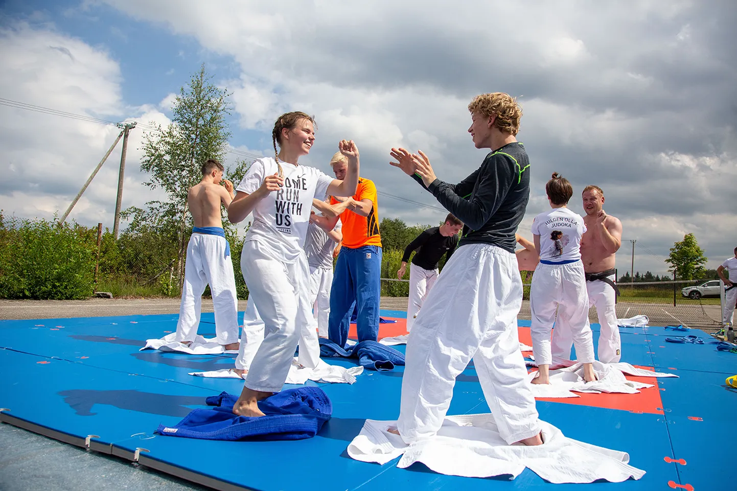 Judoklubi Dokyo spordilaagris lõi kaasa 11 judokat, kõikidel treeningupagasit 10–12 aastat. Pildil esiplaanil on omavanuste Eesti judomeister, mitmekordne medalivõitja Maria Simona Papp. Nagu teisedki, ei teinud ka tema lõõskavast päikesest suurt numbrit.