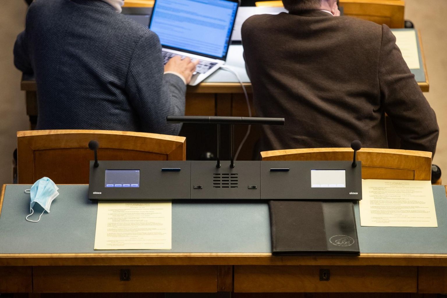 Riigikogu hääletuspult, mis on kasutuses olnud aastast 2012.  Hääletuspuldi rakenduse ja videolahenduse loomine läheb maksma 300 000 eurot ning see peaks valmima suve lõpuks.