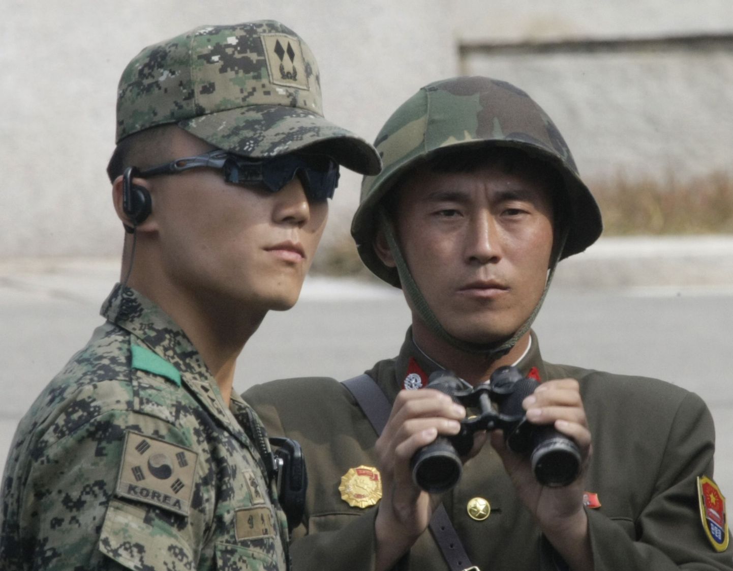 Põhja-Korea ja Lõuna-Korea sõdur demilitariseeritud tsoonis asuvas Panmunjomi asulas.